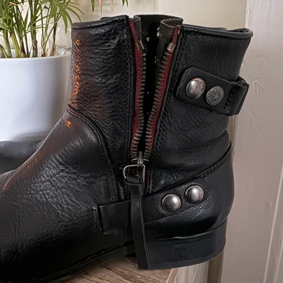 Stylish Black Leather Combat Boots - Picture 2 of 6